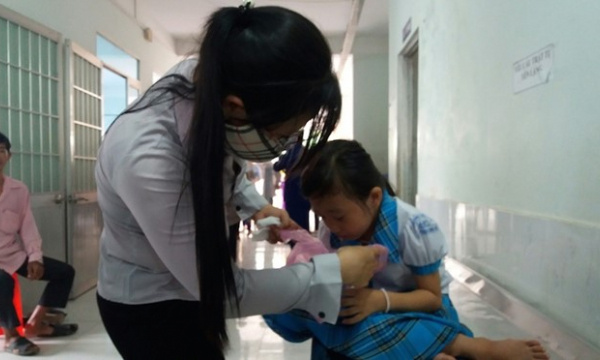 Vĩnh Long: Nhiều học sinh tiểu học nhập viện do ngộ độc thực phẩm